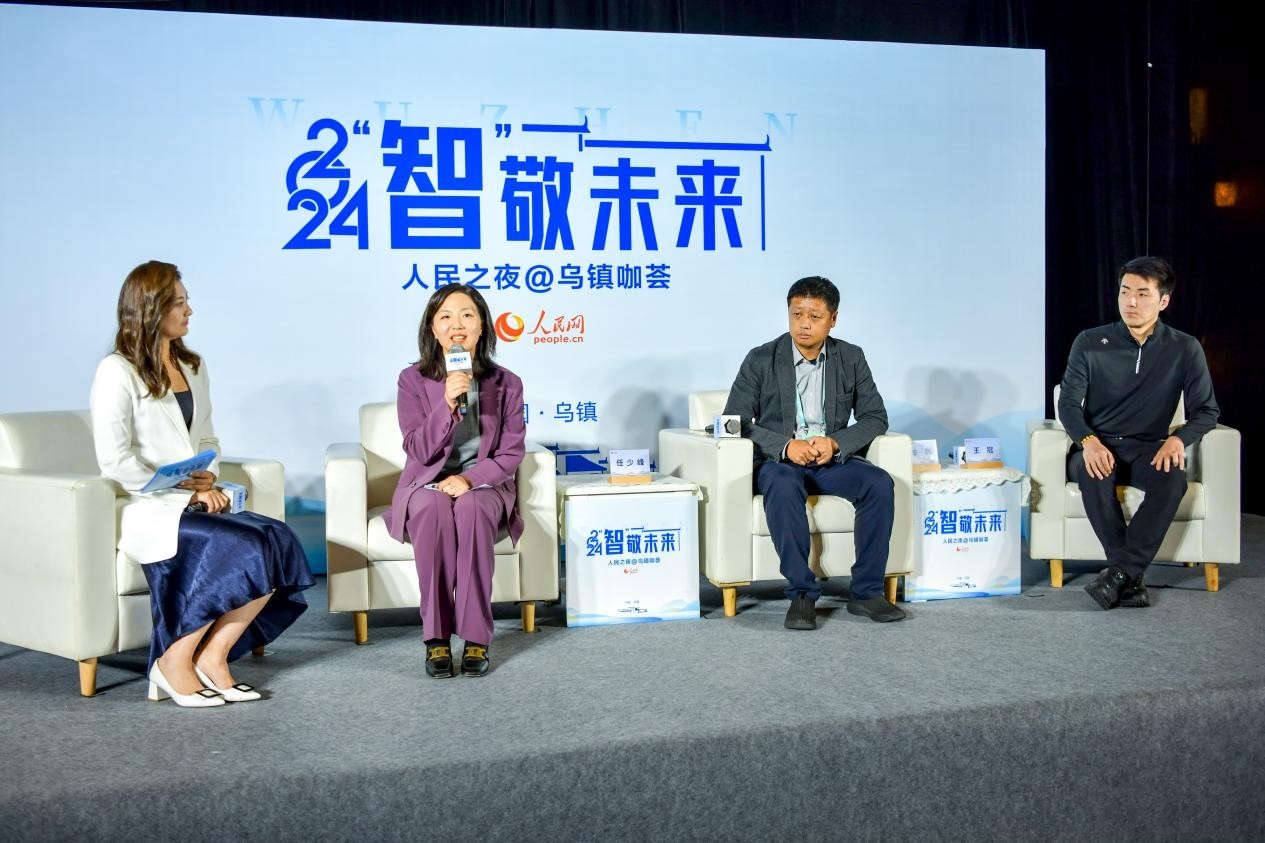 在對話環(huán)節(jié)，趣丸科技總編輯、副總裁任少峰，星云智慧機(jī)器人CEO李明，可之教育大模型創(chuàng)始人王冠討論“人工智能如何惠及大眾”。人民網(wǎng)記者 任峰濤攝