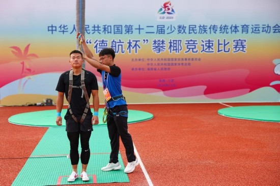 11月23日，工作人員為上海隊(duì)選手付樂(lè)樂(lè)（左）系安全繩。新華社記者 楊植森 攝