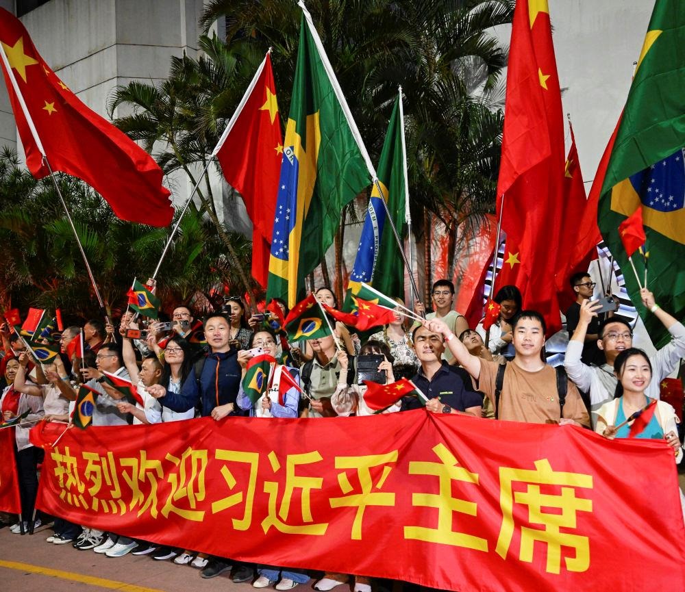  2024年11月，習(xí)近平主席在巴西里約熱內(nèi)盧出席二十國(guó)集團(tuán)領(lǐng)導(dǎo)人第十九次峰會(huì)期間，里約熱內(nèi)盧街頭熱情的歡迎人群。