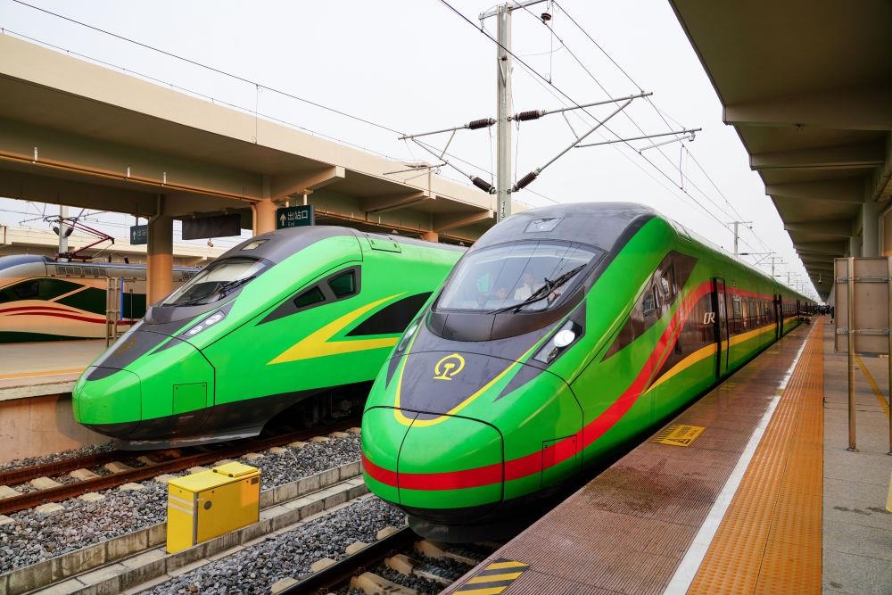 截至2024年7月5日，中老鐵路國(guó)際旅客列車?yán)塾?jì)開(kāi)行滿1000列，極大地便利了沿線民眾出行。