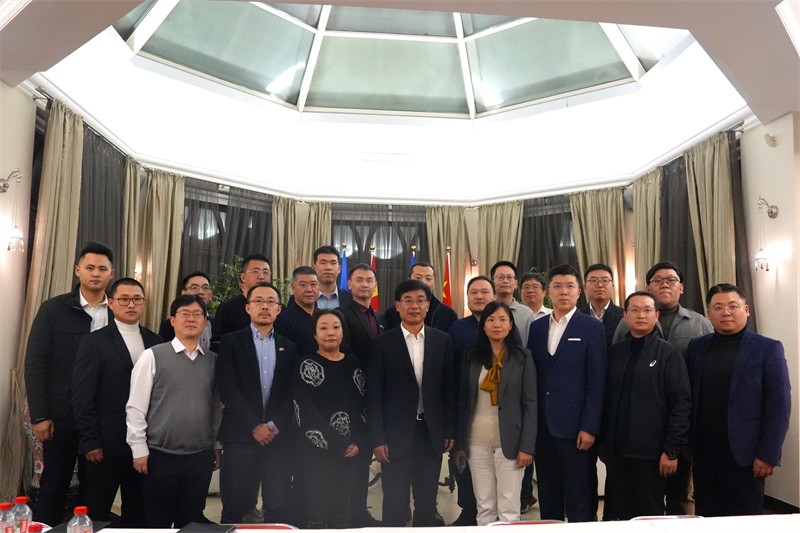 集體合照。中國駐烏克蘭大使館供圖