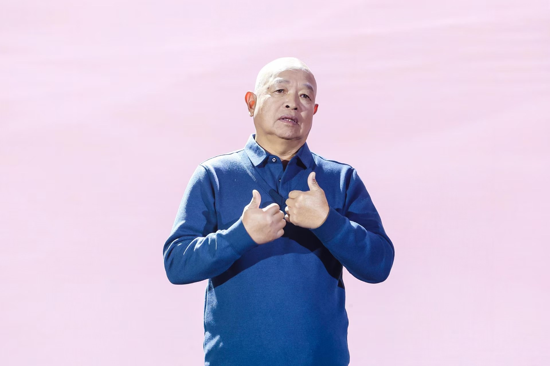 “山東好人”、煙臺(tái)市無聲洗車場經(jīng)理柳興濤。人民視頻供圖。