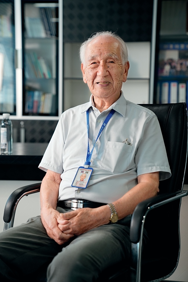 2024年8月，佐佐木俊一在深圳接受本刊記者采訪。