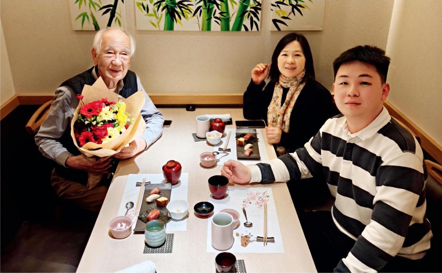 佐佐木俊一與彭林（中）、彭俊霖（右）在一起。