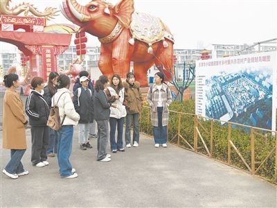 圖為南開大學(xué)“文旅融合創(chuàng)新與實(shí)踐”微專業(yè)學(xué)生正在調(diào)研。受訪者供圖