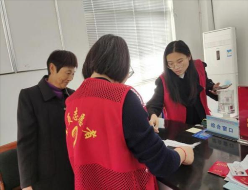 代辦人員為村民辦理醫(yī)保報銷。 圖片來源：江蘇南通啟東市數(shù)據(jù)局
