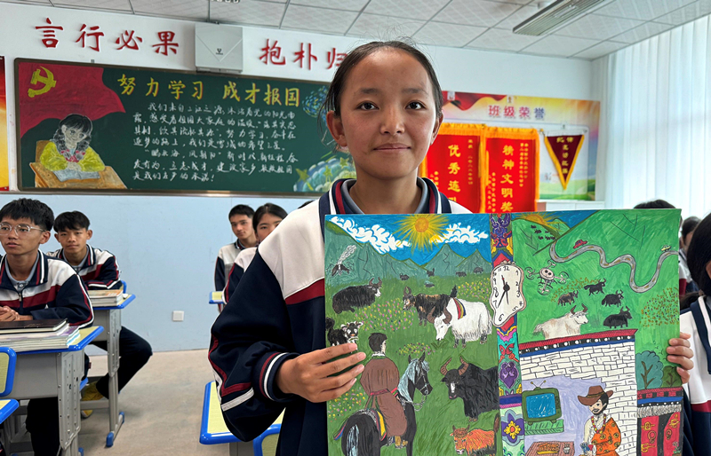 果洛西寧民族中學學生尼東拉毛在主題思政課上展示表現(xiàn)現(xiàn)代化家鄉(xiāng)的作品。