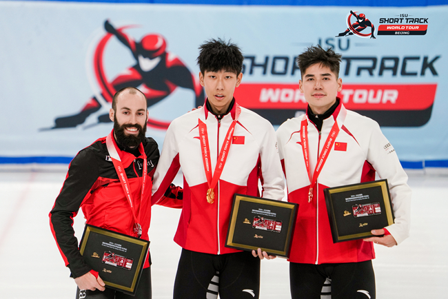 男子500米頒獎儀式，中國選手孫龍(中)奪得冠軍，加拿大選手杜博伊斯(左)獲得亞軍，中國選手劉少昂獲得季軍。賽事組委會供圖