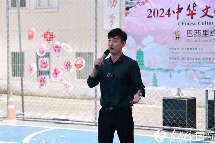 歌曲《故鄉(xiāng)的云》喚起了在外游子對(duì)故鄉(xiāng)的懷念。人民網(wǎng)記者 陳海琪攝