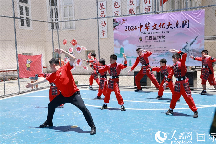舞蹈《秦王點(diǎn)兵》通過生動(dòng)的舞步展現(xiàn)了千年前秦俑的雄威與風(fēng)采，氣勢(shì)磅礴，彰顯了古代中華軍魂。人民網(wǎng)記者 陳海琪攝
