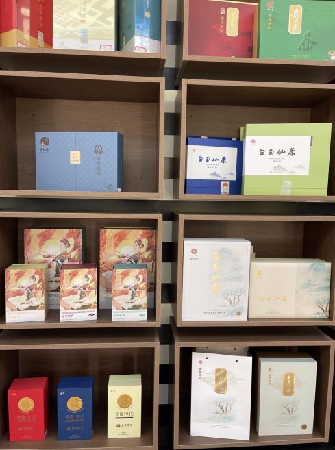 景寧各種茶葉產(chǎn)品。劉軍國攝