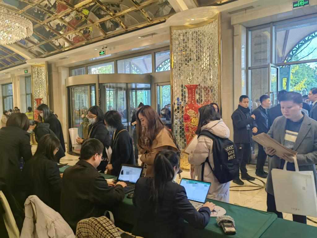 12月12日，第十批國家組織藥品集中帶量采購現(xiàn)場。新華社記者龔雯 攝