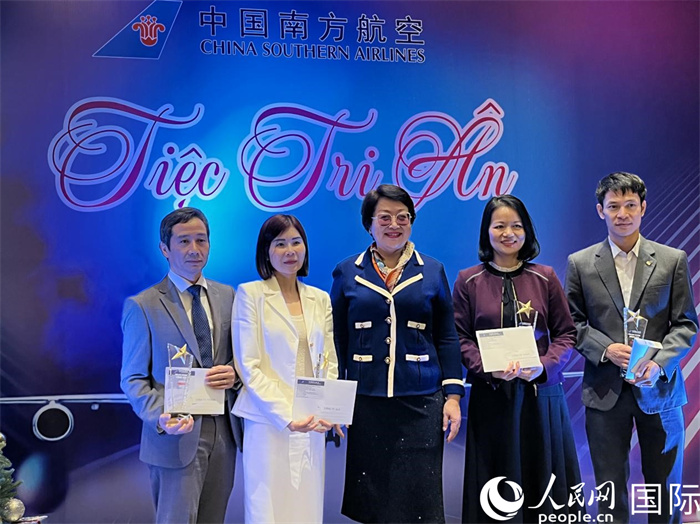 中越航司界代表在交流會(huì)上合影。人民網(wǎng)記者 楊曄攝