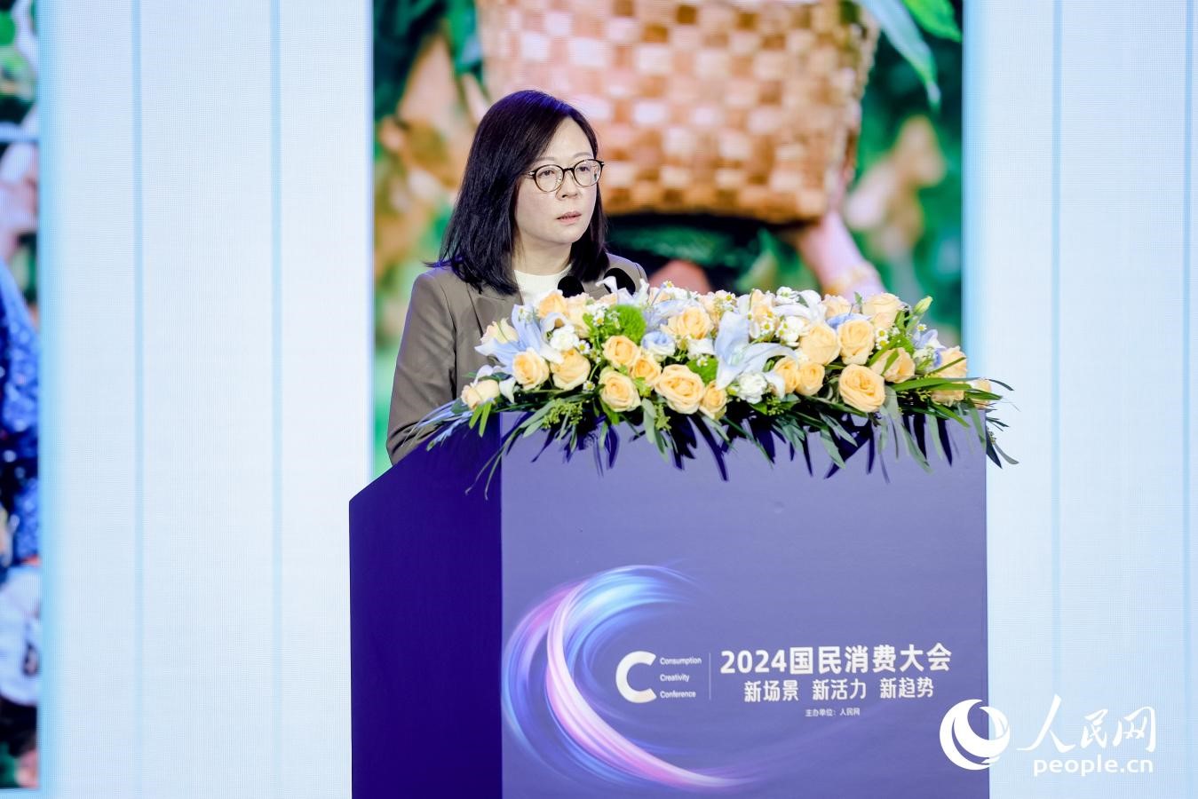 百果園集團首席營銷官楊茜在2024國民消費大會現(xiàn)場進行分享。