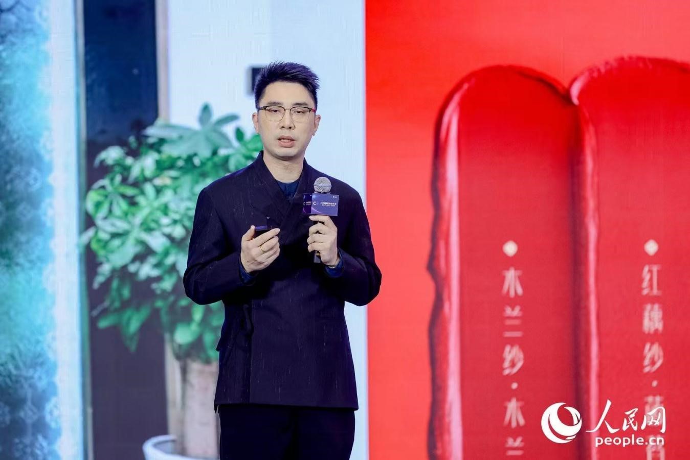 花西子聯(lián)合創(chuàng)始人任剛睿在2024國(guó)民消費(fèi)大會(huì)現(xiàn)場(chǎng)進(jìn)行分享。