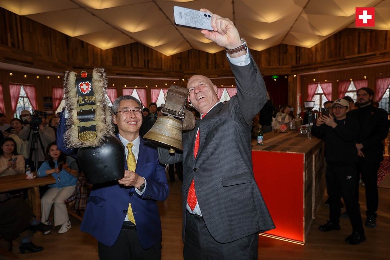 瑞士駐華大使白瑞誼與北京市西城區(qū)委副書記、代區(qū)長郅海杰搖響瑞士牛鈴，共同為小木屋揭幕。瑞士駐華大使館供圖