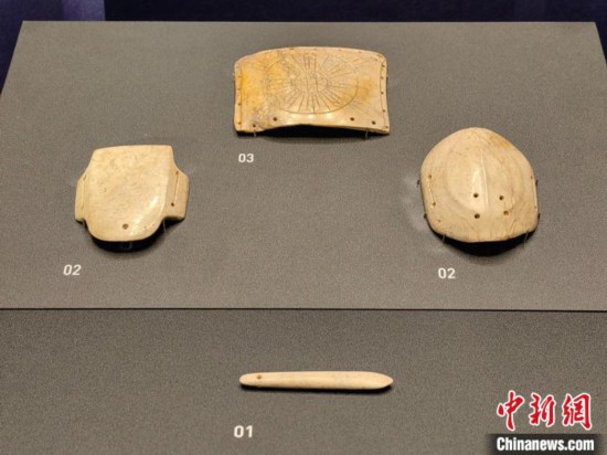 12月14日，“文明先鋒—凌家灘文化玉器展”在故宮博物院文華殿開(kāi)幕。圖為展覽現(xiàn)場(chǎng)的玉龜、玉版和玉簽。 中新社記者 應(yīng)妮 攝