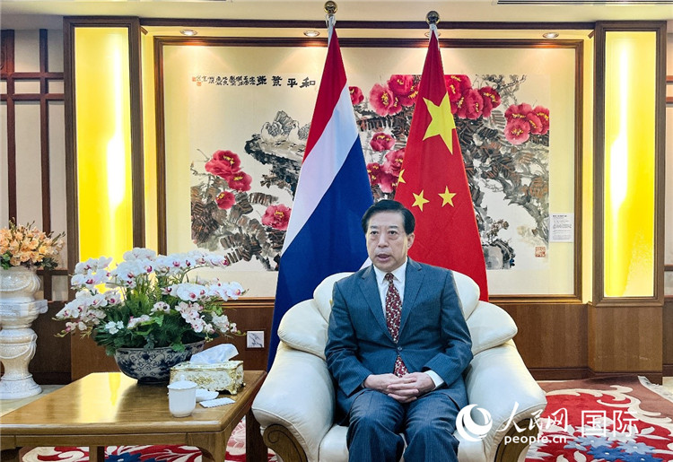 2024年12月10日，中國駐泰國大使韓志強在泰國曼谷接受中國—東盟中心（ACC）組織的“多彩東盟：2024年中國媒體東盟行”媒體團采訪。人民網(wǎng)記者 羨江楠攝