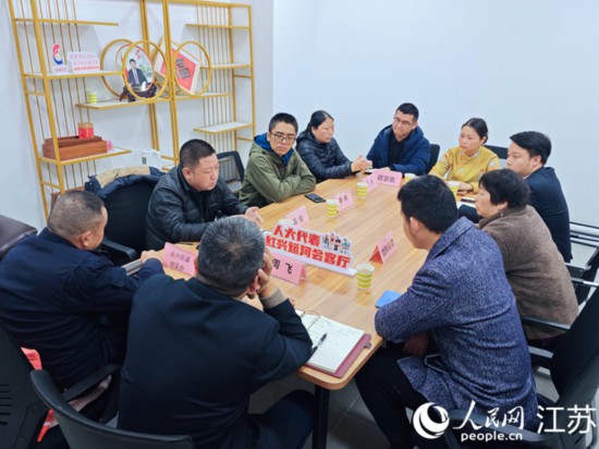 “紅興會客廳”，一場助企紓困協(xié)調(diào)會正在進(jìn)行。人民網(wǎng) 徐晨曦攝