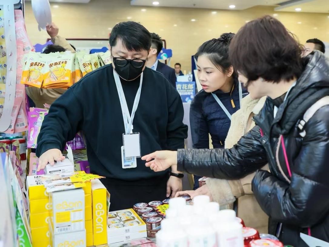 嘉賓了解展區(qū)里的寵物“零食”。劉磊攝
