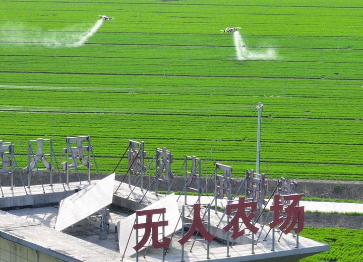 2024年3月19日，在安徽省亳州市譙城區(qū)趙橋鄉(xiāng)雙樓村的無(wú)人農(nóng)場(chǎng)，農(nóng)業(yè)無(wú)人機(jī)按照事先設(shè)定好的線路進(jìn)行作業(yè)（無(wú)人機(jī)照片）。新華社記者 杜宇 攝