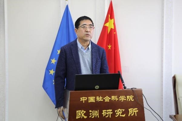 中國(guó)社會(huì)科學(xué)院歐洲研究所所長(zhǎng)、《歐洲發(fā)展報(bào)告（2023～2024）》主編馮仲平研究員致辭。吳迪攝