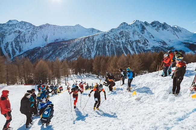 中國隊布魯爾（4號）在比賽中保持領(lǐng)先。中國滑雪登山隊供圖