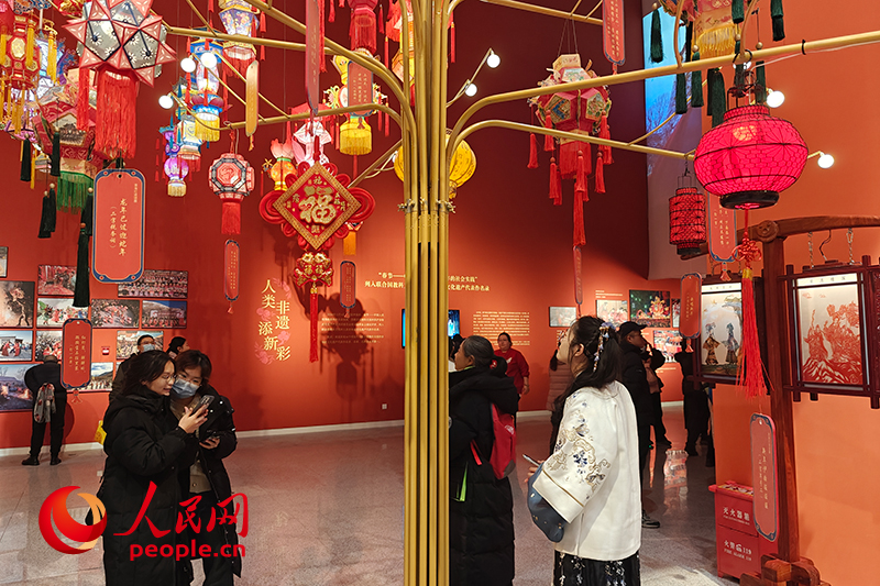 12月21日，觀眾正在參觀“過年——春節(jié)主題展”。人民網記者 韋衍行攝