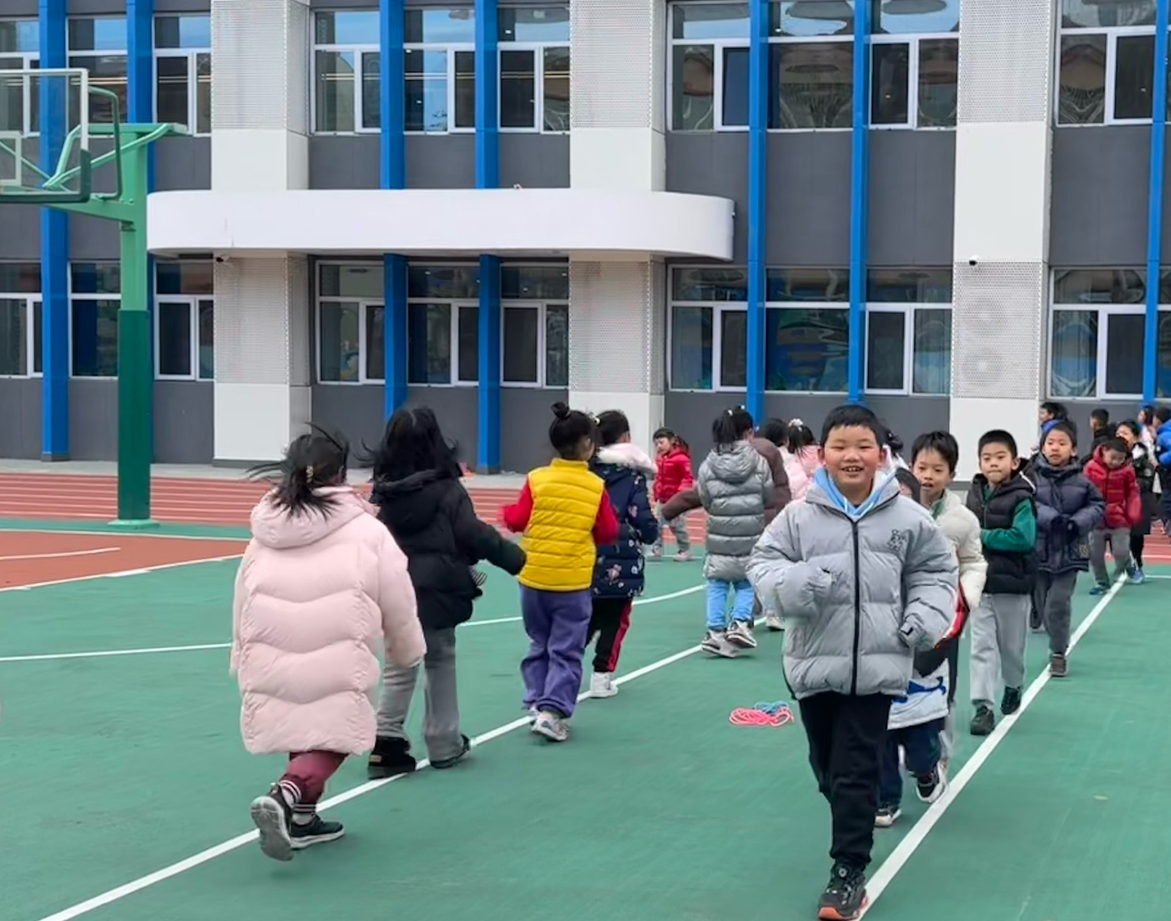 一年級的同學課間跑步 。學校供圖