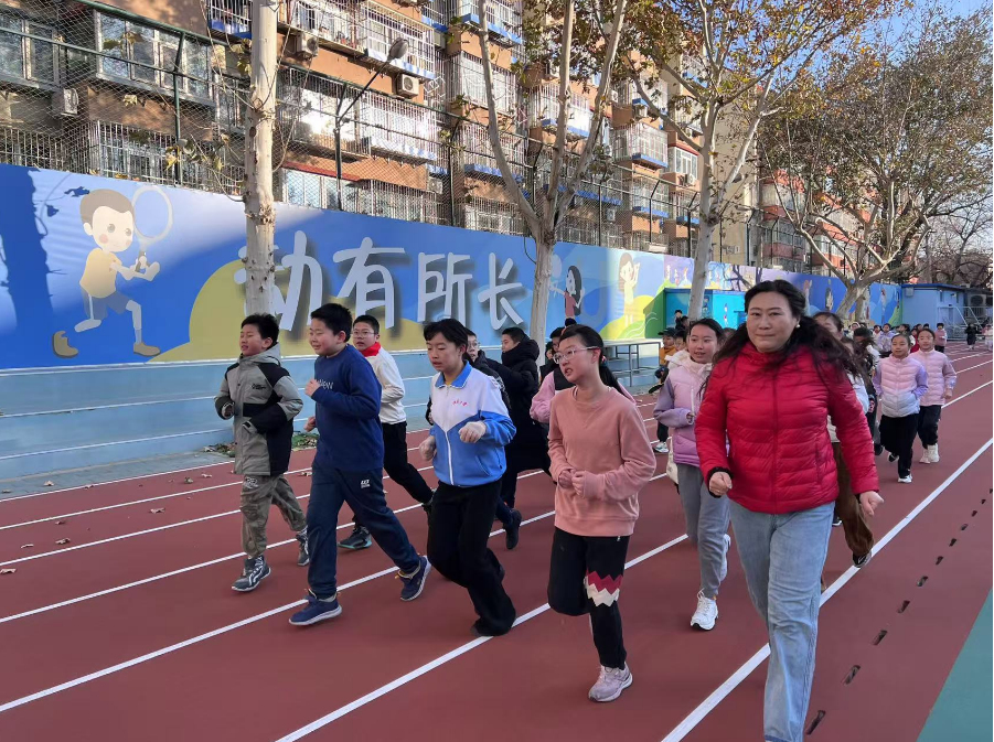 學生們在班主任陪同下跑步。人民網 白炅攝