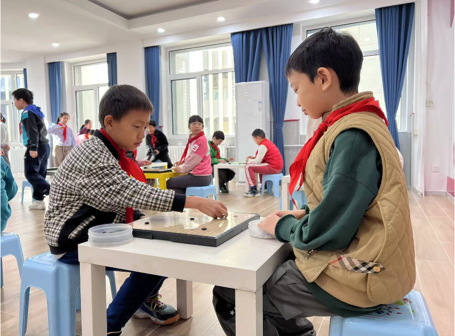 學生們在少先隊大廳下圍棋。人民網 白炅攝
