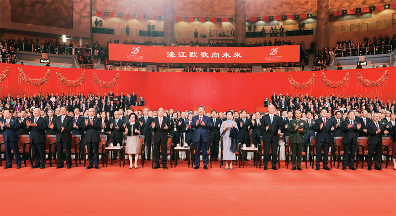 2024年12月19日晚，慶祝澳門回歸祖國(guó)25周年文藝晚會(huì)在澳門東亞運(yùn)動(dòng)會(huì)體育館舉行。中共中央總書記、國(guó)家主席、中央軍委主席習(xí)近平觀看演出。晚會(huì)最后，習(xí)近平同全場(chǎng)觀眾一起高唱《歌唱祖國(guó)》。 新華社記者 丁林/攝