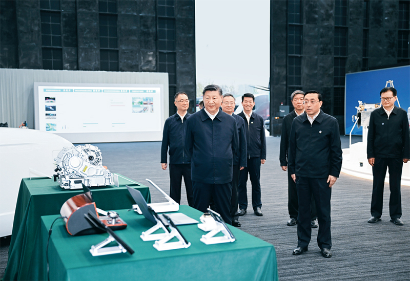 2024年10月17日至18日，中共中央總書記、國(guó)家主席、中央軍委主席習(xí)近平在安徽考察。這是17日下午，習(xí)近平在合肥濱湖科學(xué)城察看安徽省重大科技創(chuàng)新成果集中展示。 新華社記者 謝環(huán)馳/攝