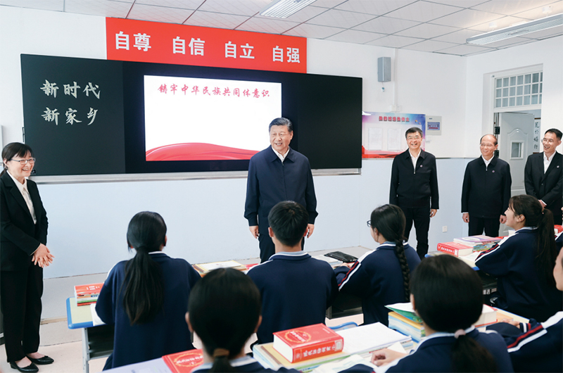 2024年6月18日至19日，中共中央總書記、國(guó)家主席、中央軍委主席習(xí)近平在青?？疾?。這是18日下午，習(xí)近平在果洛西寧民族中學(xué)高一（1）班觀摩“新時(shí)代、新家鄉(xiāng)”主題思政課。 新華社記者 鞠鵬/攝