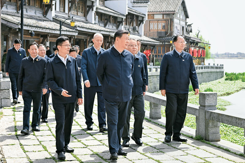 2024年3月18日至21日，中共中央總書記、國(guó)家主席、中央軍委主席習(xí)近平在湖南考察。這是19日上午，習(xí)近平在常德河街考察。 新華社記者 謝環(huán)馳/攝