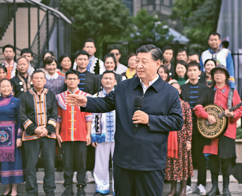 2023年12月14日至15日，中共中央總書記、國(guó)家主席、中央軍委主席習(xí)近平在廣西考察。這是14日上午，習(xí)近平在南寧市良慶區(qū)蟠龍社區(qū)考察時(shí)，同社區(qū)各族群眾親切交流。 新華社記者 燕雁/攝