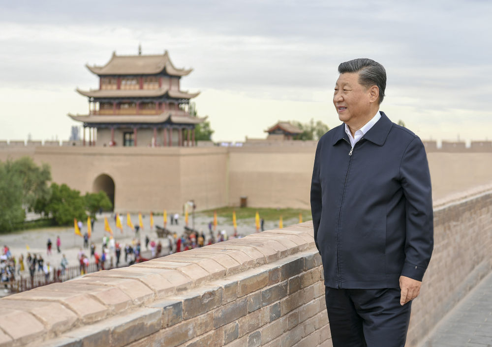 2019年8月20日上午，習近平總書記來到嘉峪關(guān)關(guān)城，登上城樓察看關(guān)城整體面貌，聽取河西走廊長城、關(guān)隘歷史文化情況介紹。新華社記者 謝環(huán)馳 攝