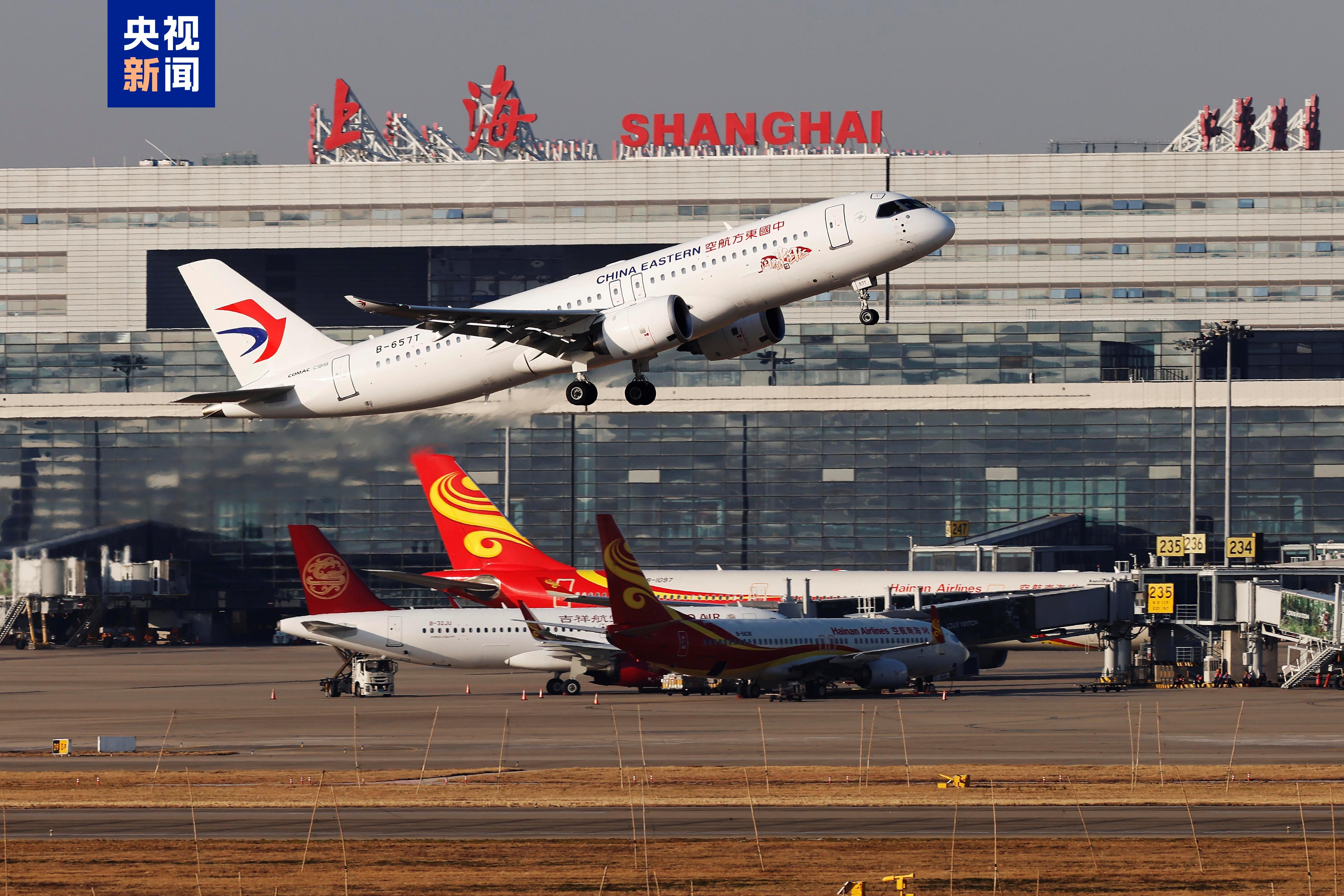 △2025年1月1日，中國(guó)東方航空首次使用C919執(zhí)飛MU721“上海虹橋—香港”航班從上海虹橋國(guó)際機(jī)場(chǎng)起飛。