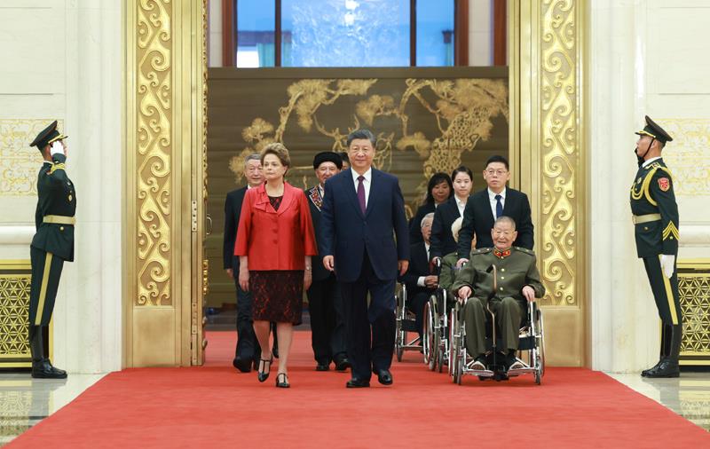 △2024年9月29日，中華人民共和國(guó)國(guó)家勛章和國(guó)家榮譽(yù)稱號(hào)頒授儀式在北京人民大會(huì)堂金色大廳隆重舉行。習(xí)近平總書記同國(guó)家勛章和國(guó)家榮譽(yù)稱號(hào)獲得者一同步入會(huì)場(chǎng)。