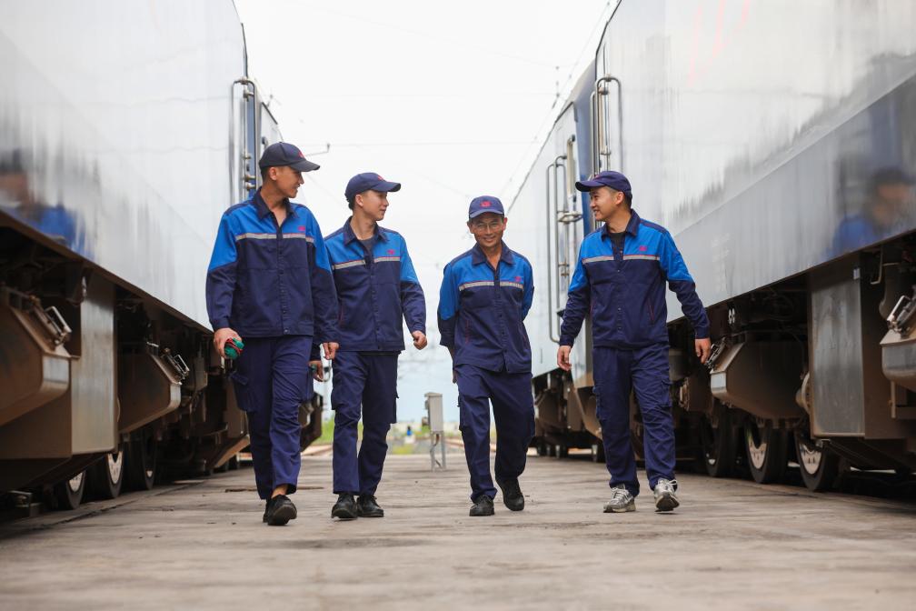 2024年9月9日，來自中國、老撾的師徒4人在中老鐵路萬象運營管理中心的機車檢修庫內(nèi)。新華社發(fā)（楊永全攝）