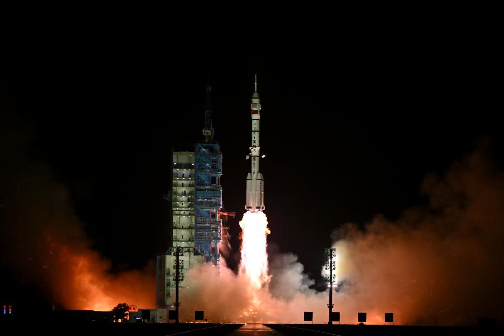 2024年10月30日，搭載神舟十九號載人飛船的長征二號F遙十九運載火箭在酒泉衛(wèi)星發(fā)射中心點火發(fā)射。新華社記者李鑫攝
