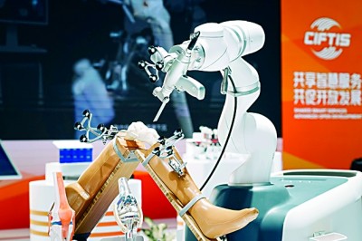 2024年中國國際服務(wù)貿(mào)易交易會上展出的人工智能骨科手術(shù)機(jī)器人。新華社發(fā)