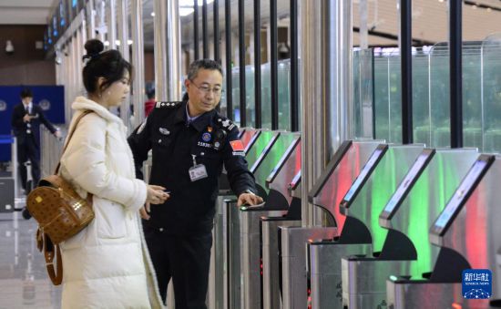 1月2日，大興機(jī)場邊檢站警察指導(dǎo)旅客使用自助出境設(shè)備。新華社記者 李欣 攝