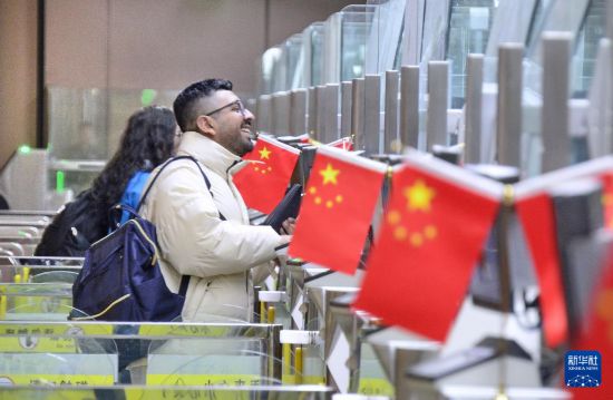 1月2日，國外旅客通過大興機(jī)場邊檢站入境。新華社記者 李欣 攝