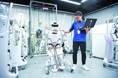 廣東深圳，一家公司的工作人員對人形機器人進行測試。新華社發(fā)