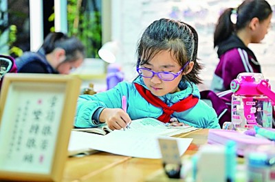 在河南洛陽(yáng)市澗西區(qū)長(zhǎng)安路街道長(zhǎng)安路二社區(qū)共享自習(xí)室內(nèi)，孩子們?cè)趯W(xué)習(xí)。李衛(wèi)超攝/光明圖片