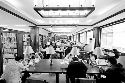 重慶大學圖書館，大學生們正在讀書學習。孫凱芳攝/光明圖片