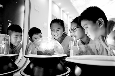 江西省南昌市青云客航天科創(chuàng)空間青少年科普館，孩子們在觀察光壓傳動試驗(yàn)。鮑贛生攝/光明圖片