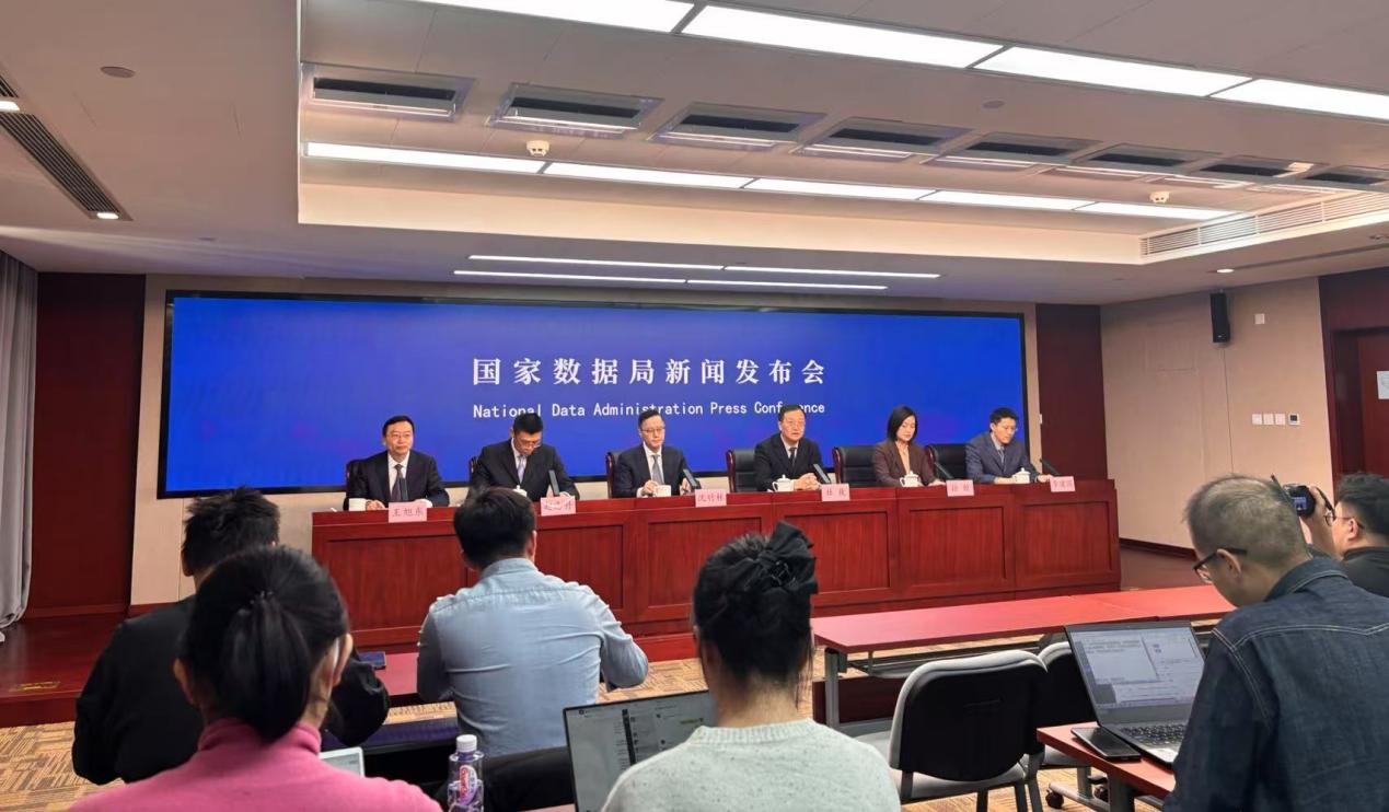 國家數(shù)據(jù)局舉辦關(guān)于加快推進國家數(shù)據(jù)基礎(chǔ)設(shè)施建設(shè)專題新聞發(fā)布會。人民網(wǎng)記者 許維娜攝