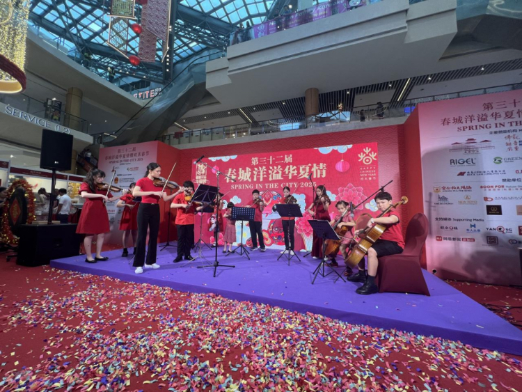 來自中國和新加坡的藝術(shù)團(tuán)體聯(lián)袂表演了歌舞、器樂、武術(shù)、雜技等多種形式的文藝節(jié)目?；顒又鬓k方供圖